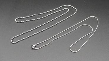 Halskette (Schlangenknochen oder Perlen)