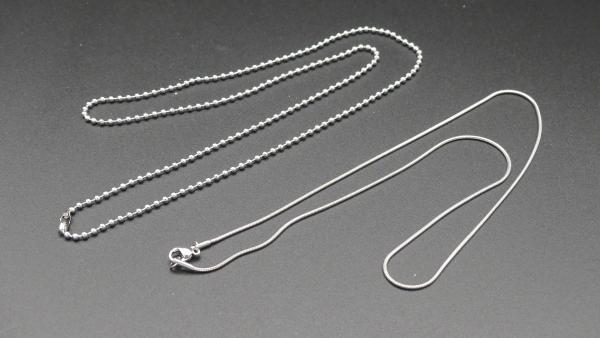 Halskette (Schlangenknochen oder Perlen)